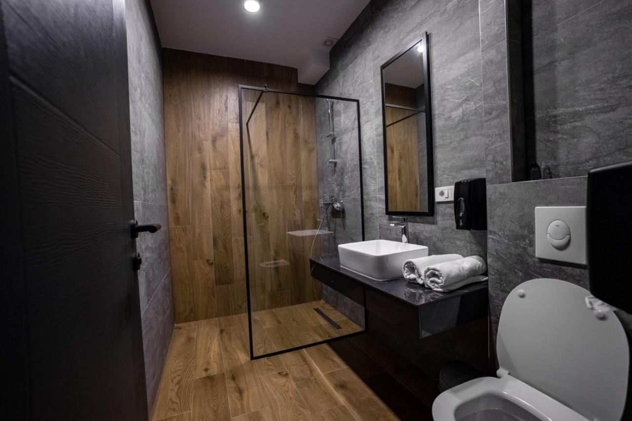 Griffon Bar Food Apartments Struga Exterior foto